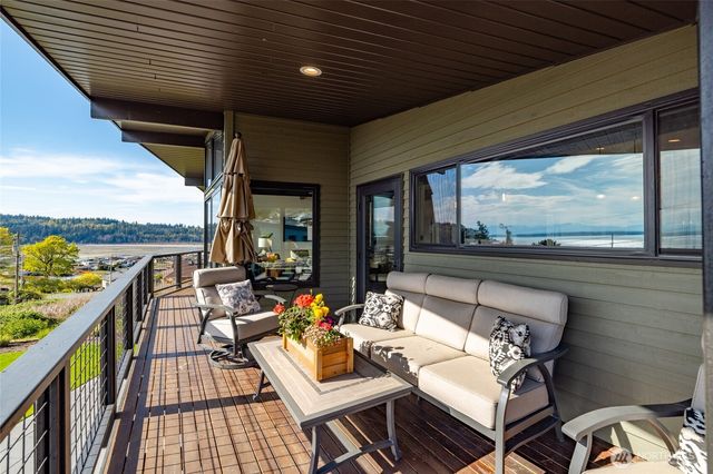 8177 Cultus Dr, Clinton, WA 98236