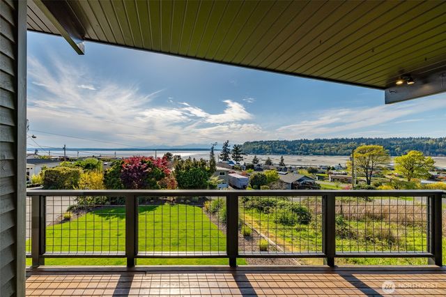 8177 Cultus Dr, Clinton, WA 98236