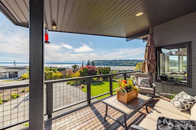 8177 Cultus Dr, Clinton, WA 98236