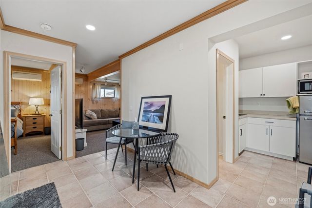 8177 Cultus Dr, Clinton, WA 98236