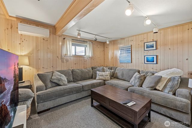 8177 Cultus Dr, Clinton, WA 98236