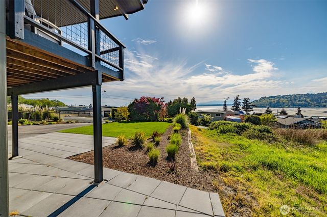 8177 Cultus Dr, Clinton, WA 98236
