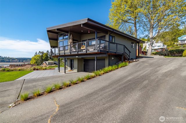 8177 Cultus Dr, Clinton, WA 98236