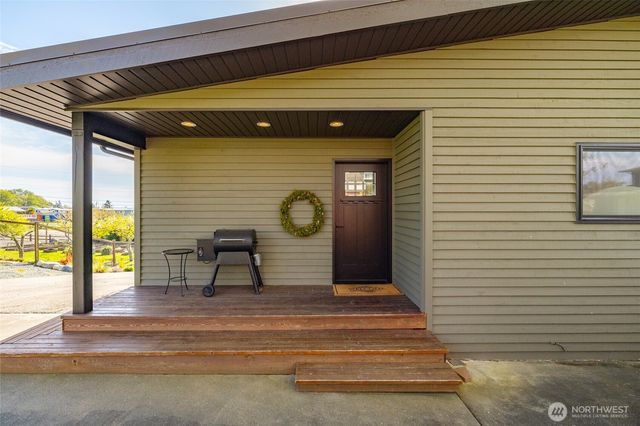 8177 Cultus Dr, Clinton, WA 98236