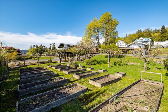 8177 Cultus Dr, Clinton, WA 98236
