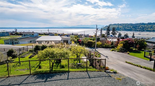 8177 Cultus Dr, Clinton, WA 98236