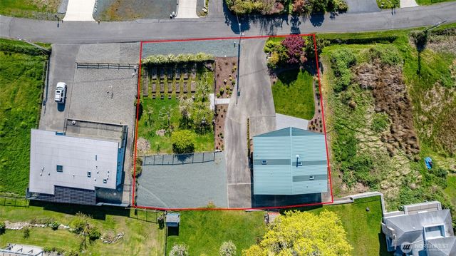 8177 Cultus Dr, Clinton, WA 98236