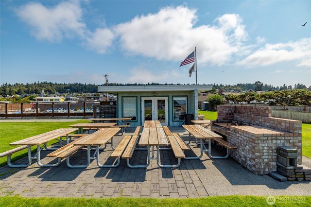 8177 Cultus Dr, Clinton, WA 98236