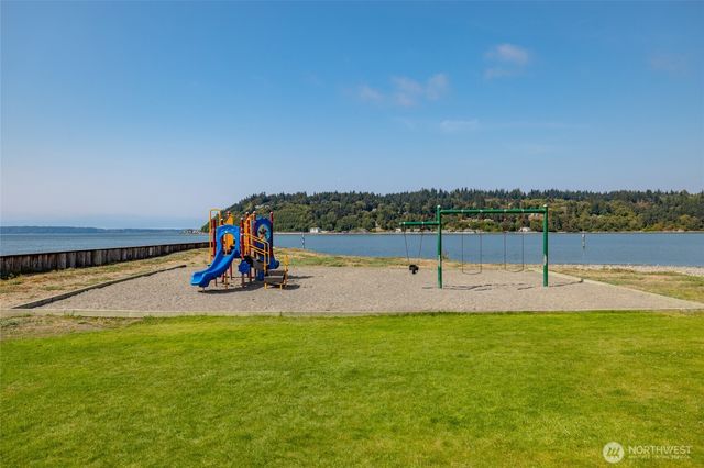 8177 Cultus Dr, Clinton, WA 98236