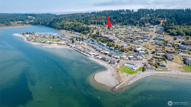 8177 Cultus Dr, Clinton, WA 98236