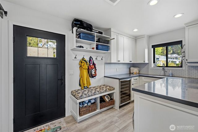 8177 Cultus Dr, Clinton, WA 98236