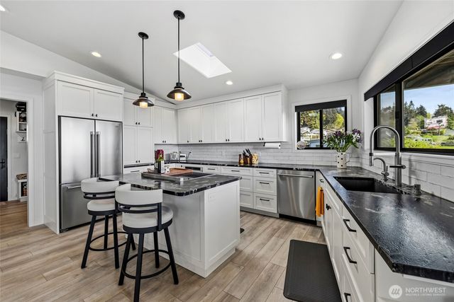 8177 Cultus Dr, Clinton, WA 98236
