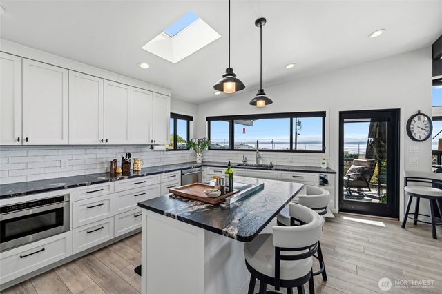 8177 Cultus Dr, Clinton, WA 98236