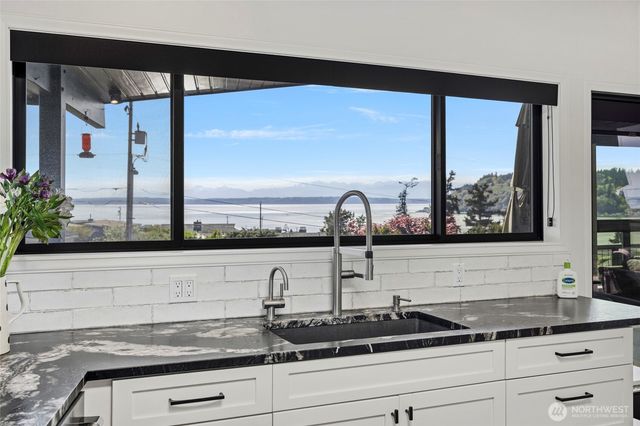 8177 Cultus Dr, Clinton, WA 98236