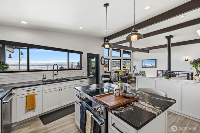 8177 Cultus Dr, Clinton, WA 98236