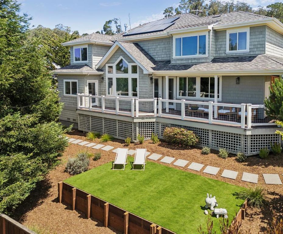 Image 1 of property listing at 822 Columbus Street, El Granada, CA 94018