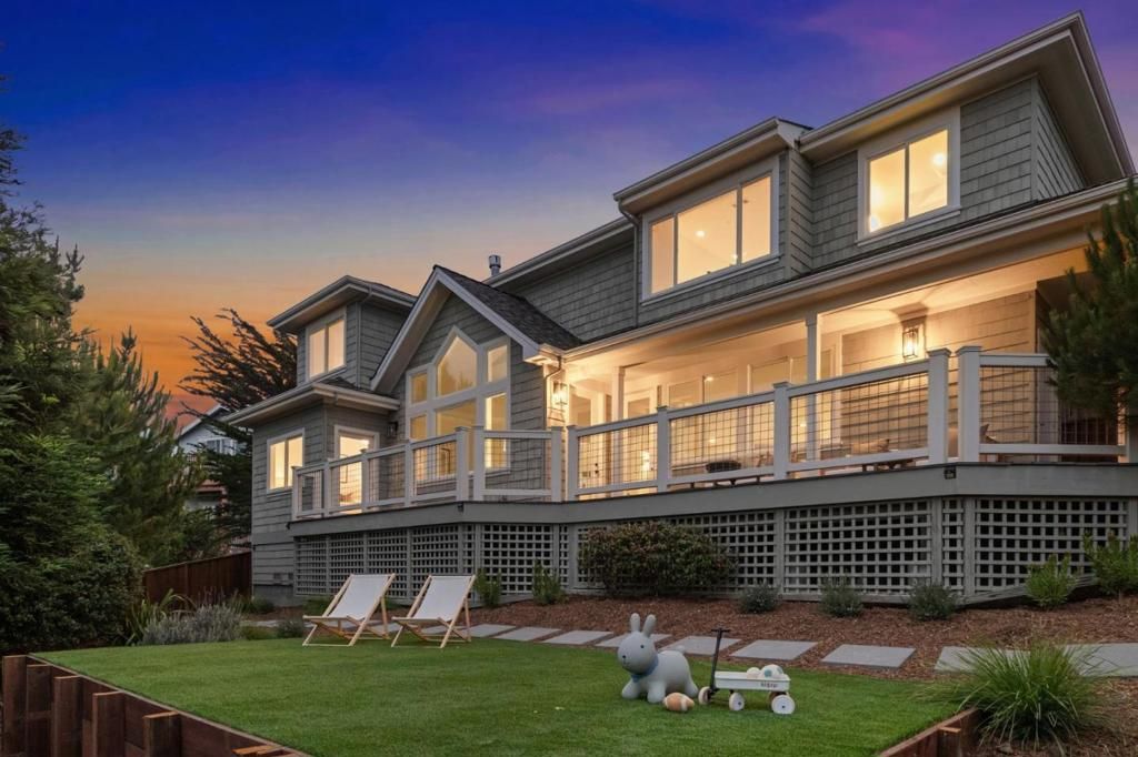 Image 22 of property listing at 822 Columbus Street, El Granada, CA 94018
