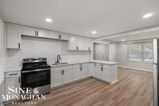 20933 Ridgemont Road, Harper Woods, MI 48225