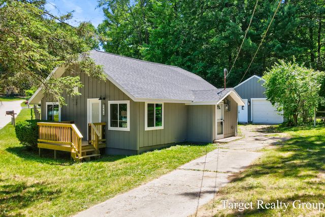 8660 Merry Drive NE, Rockford, MI 49341