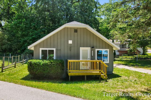 8660 Merry Drive NE, Rockford, MI 49341