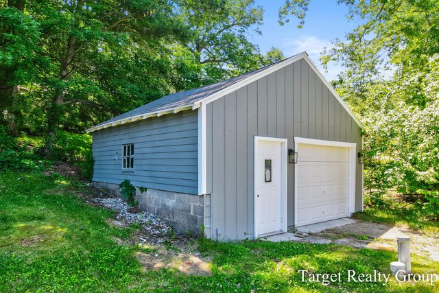 8660 Merry Drive NE, Rockford, MI 49341