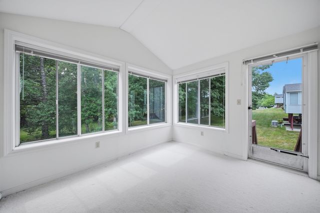15 Rainbow Drive, Londonderry, NH 03053