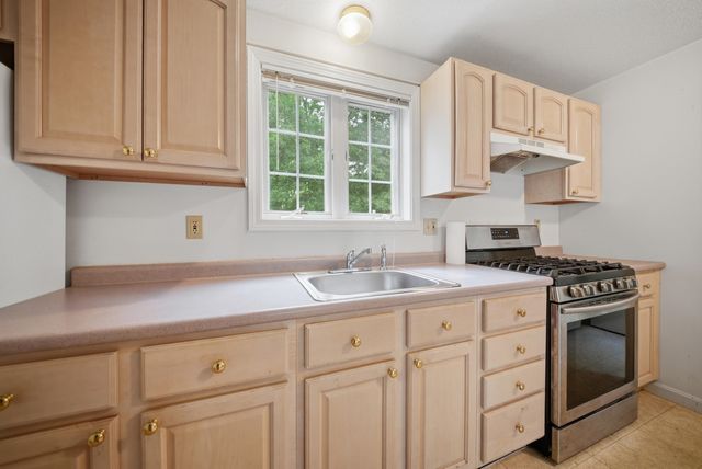 15 Rainbow Drive, Londonderry, NH 03053