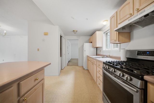 15 Rainbow Drive, Londonderry, NH 03053