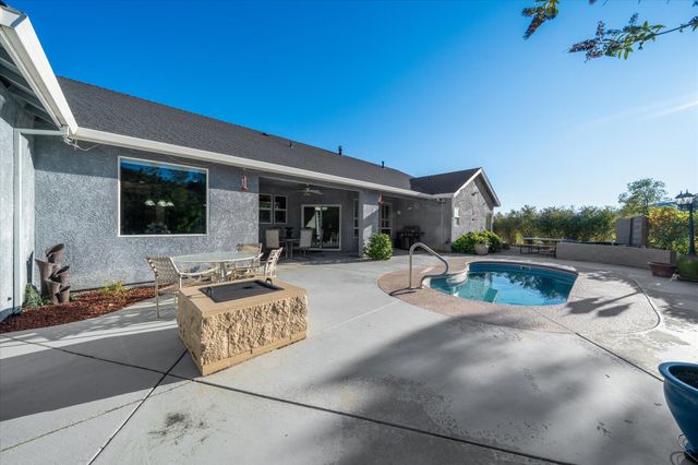 7870 Castle View Lane, Redding, CA 96001
