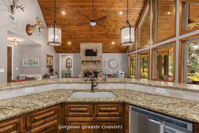 924 Cr 471, Etoile, TX 75944