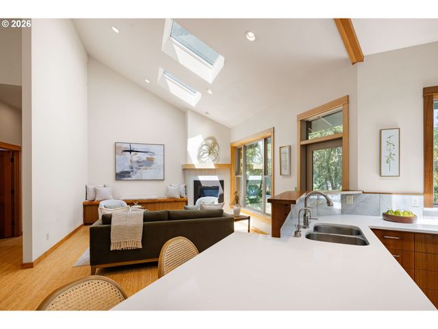 31 MARLBORO Ln, Eugene, OR 97405