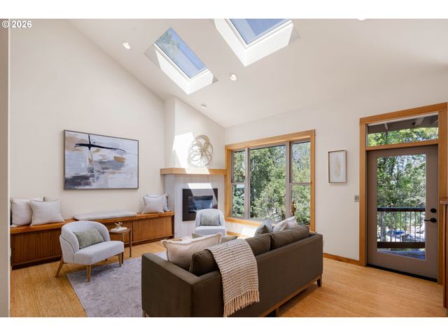 31 MARLBORO Ln, Eugene, OR 97405