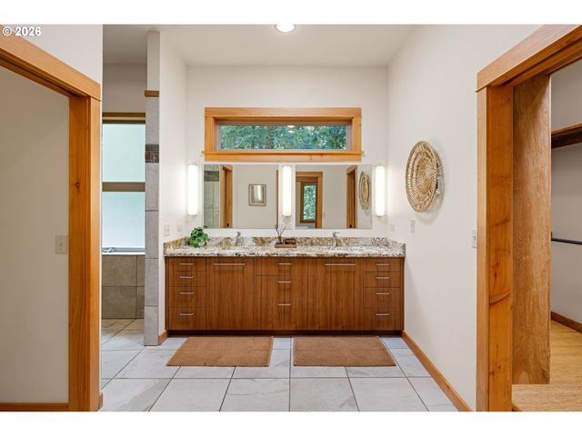 31 MARLBORO Ln, Eugene, OR 97405