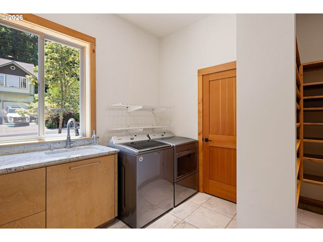 31 MARLBORO Ln, Eugene, OR 97405