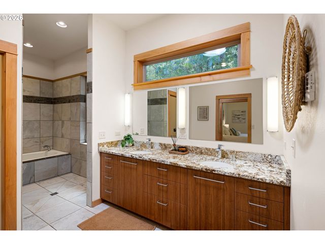 31 MARLBORO Ln, Eugene, OR 97405