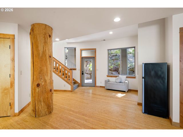 31 MARLBORO Ln, Eugene, OR 97405