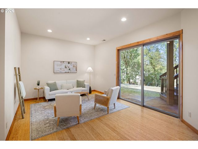 31 MARLBORO Ln, Eugene, OR 97405