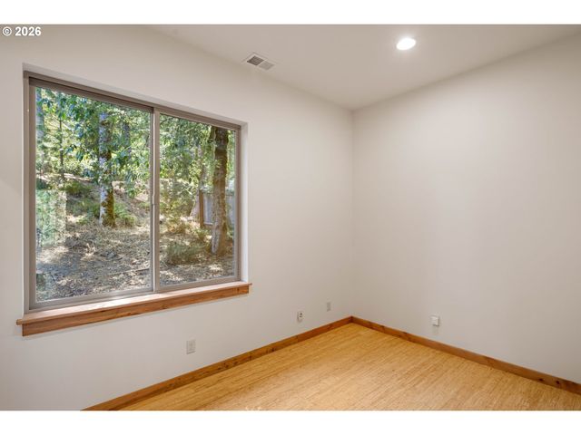 31 MARLBORO Ln, Eugene, OR 97405