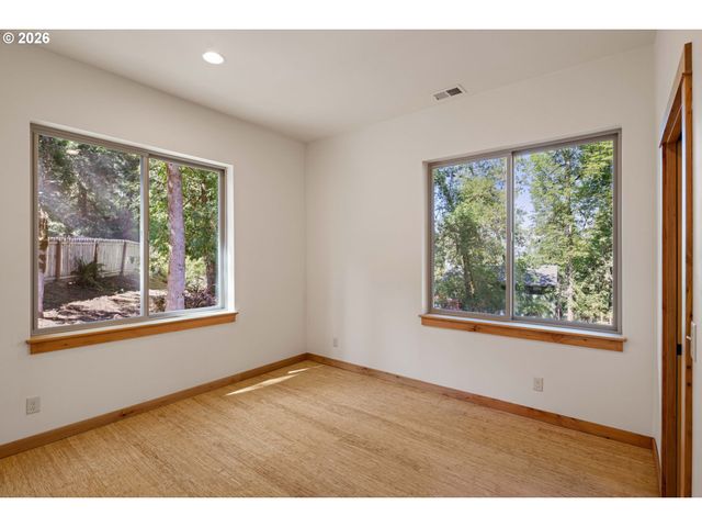 31 MARLBORO Ln, Eugene, OR 97405
