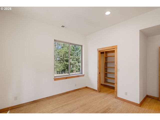 31 MARLBORO Ln, Eugene, OR 97405