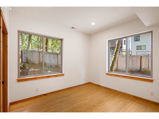 31 MARLBORO Ln, Eugene, OR 97405