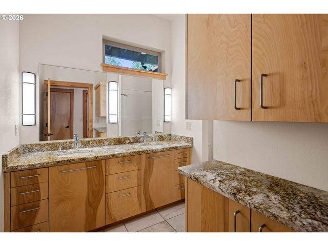 31 MARLBORO Ln, Eugene, OR 97405