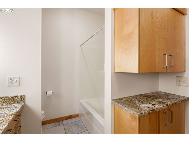 31 MARLBORO Ln, Eugene, OR 97405