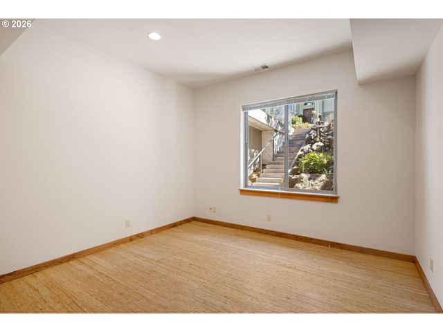 31 MARLBORO Ln, Eugene, OR 97405