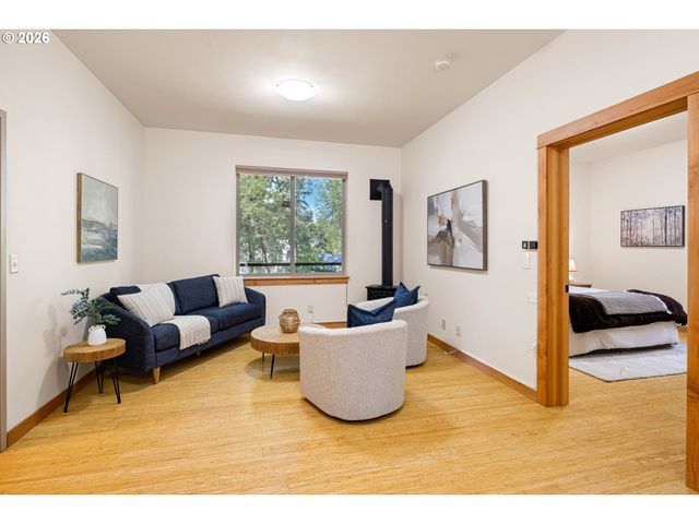 31 MARLBORO Ln, Eugene, OR 97405