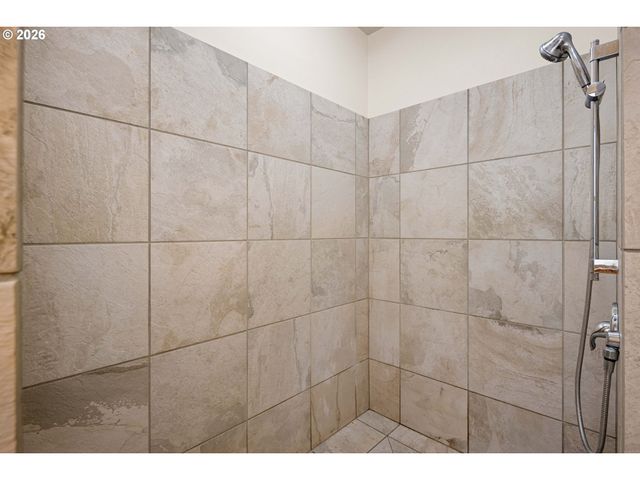 31 MARLBORO Ln, Eugene, OR 97405