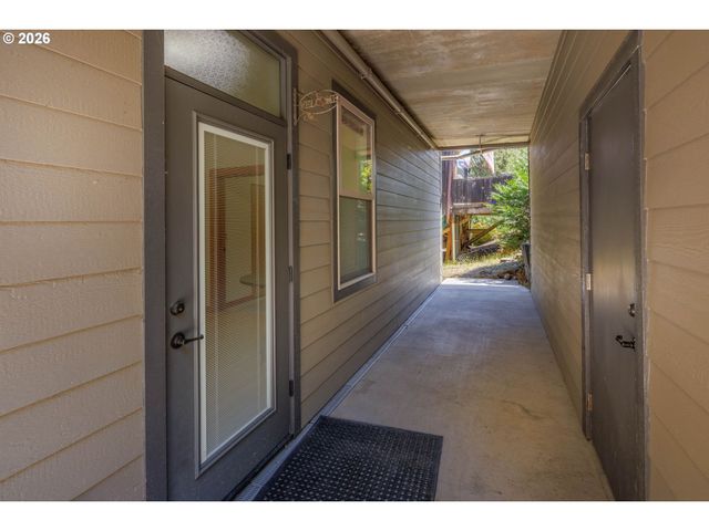 31 MARLBORO Ln, Eugene, OR 97405