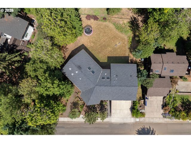 31 MARLBORO Ln, Eugene, OR 97405