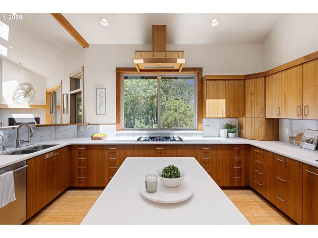 31 MARLBORO Ln, Eugene, OR 97405