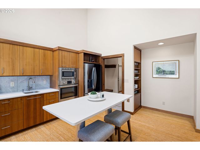 31 MARLBORO Ln, Eugene, OR 97405
